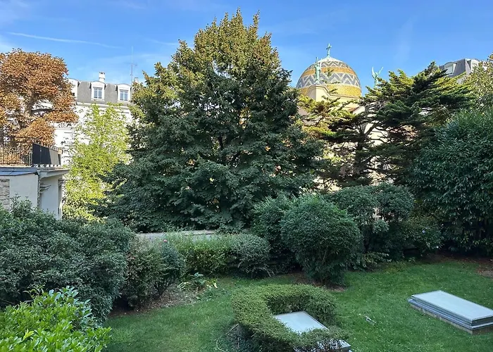 Private Bedrooms Near Eiffel Tower